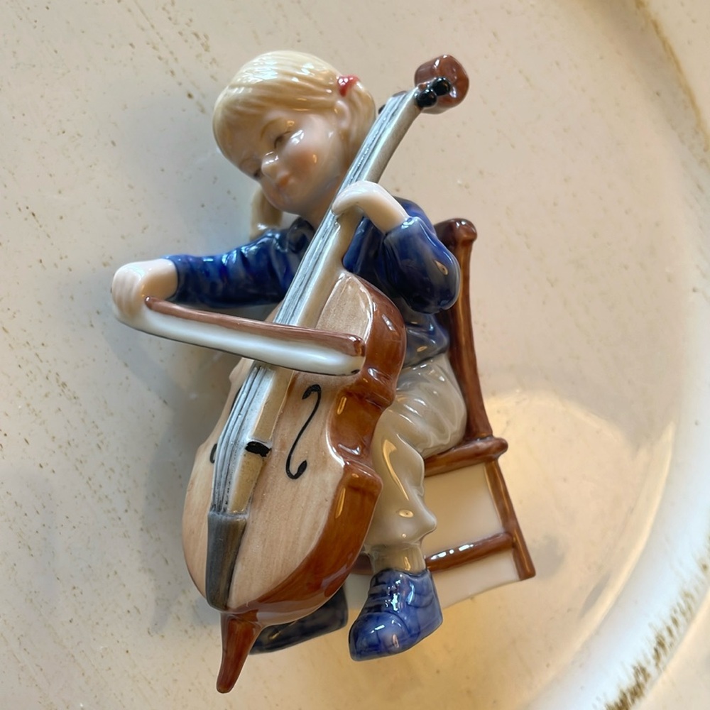 Bing&Grondahl porcelain cello figurine
